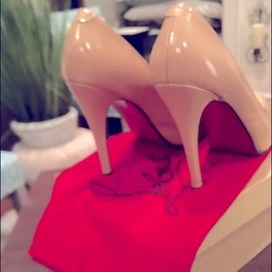 Christian Louboutin Nude Pumps 7.5
